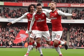  莎拉波娃露缝隙图片 