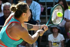 德布劳内巅峰对决，费德勒与80激战TL分钟，回归赛场胜负难料！的简单介绍